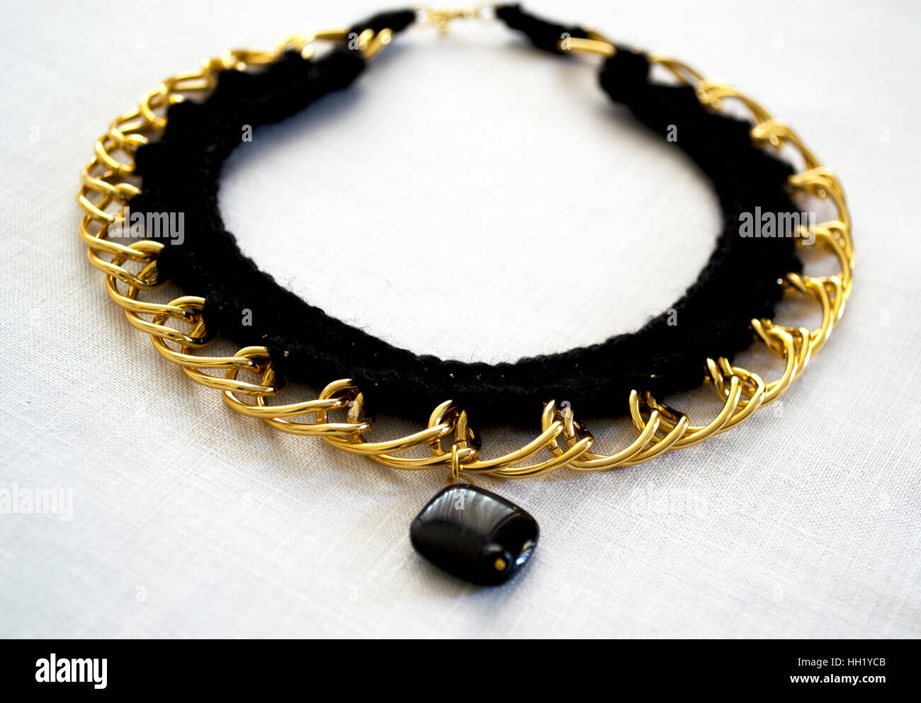 Collar con cadena de oro negro Fotografía stock - Alamy
