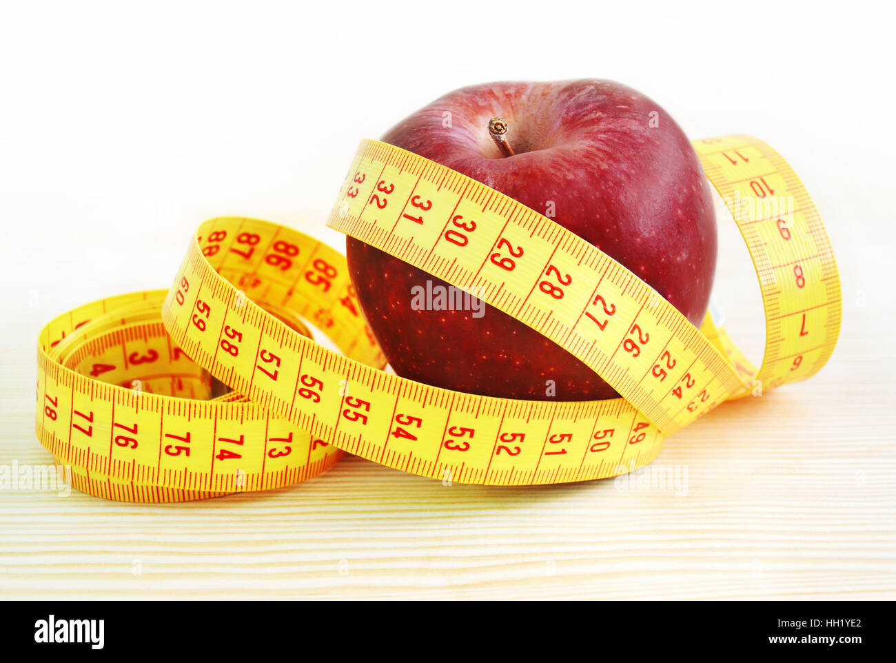 Manzana roja con cinta métrica - pérdida de peso - Dieta concepto Foto de stock