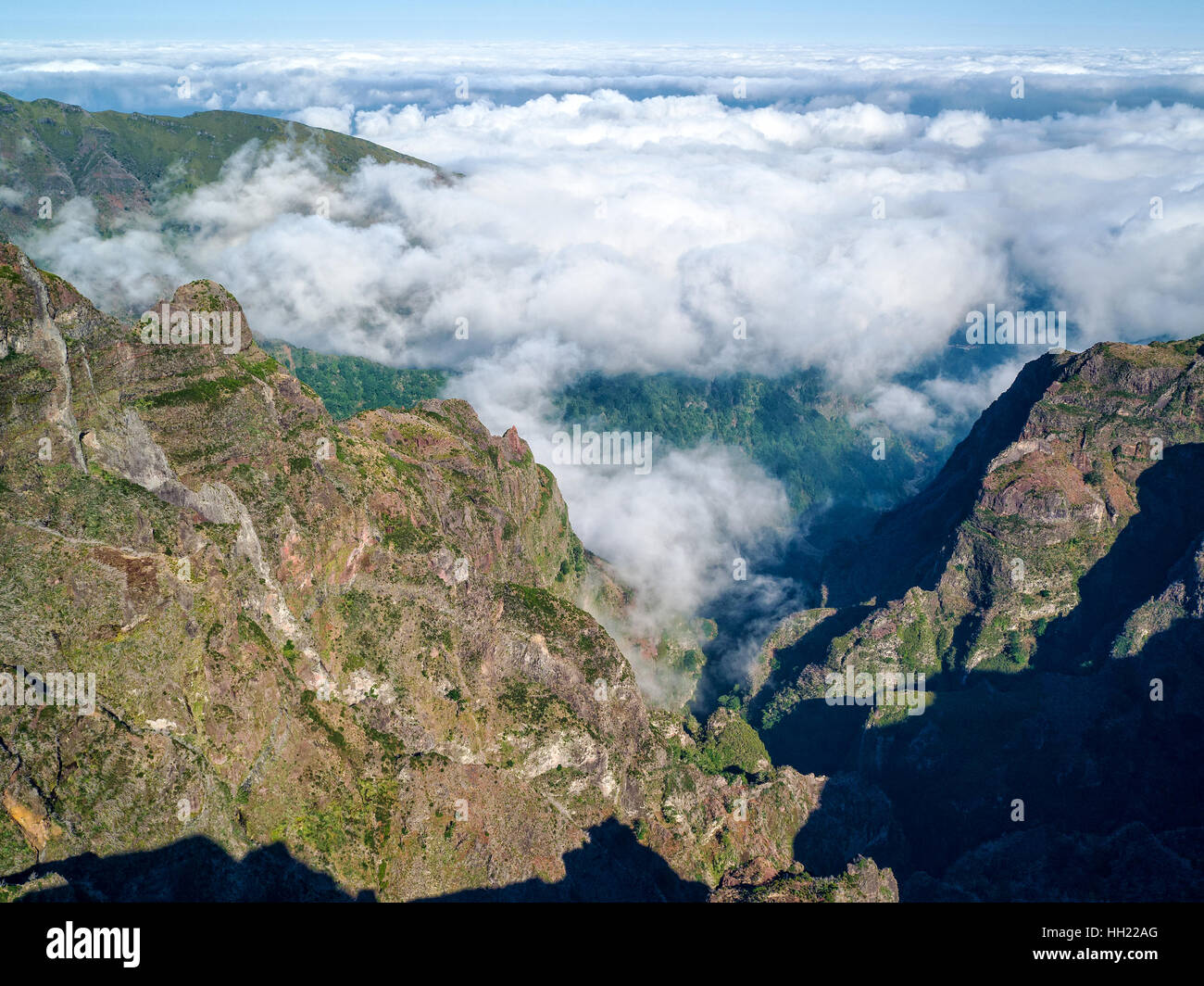 Fantástico paisaje montañas rocosas con nubes la isla de Madeira, vista aérea Foto de stock