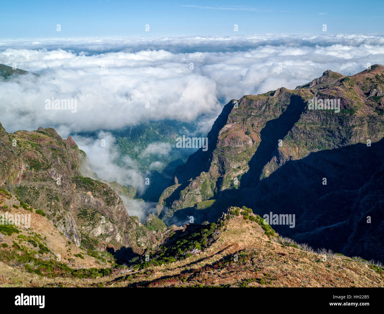 Fantástico paisaje montañas rocosas con nubes la isla de Madeira, vista aérea Foto de stock