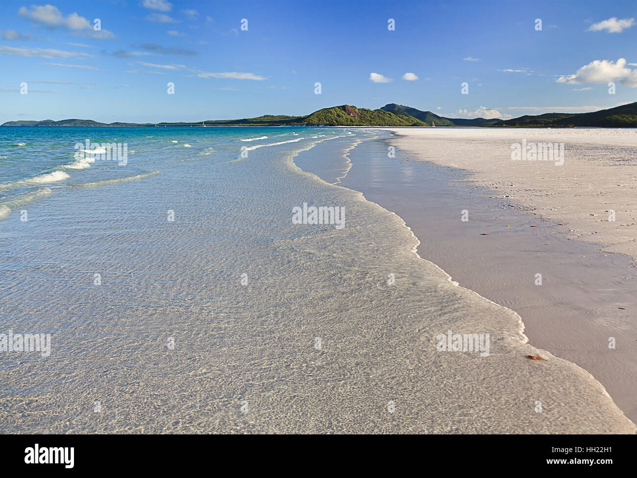 Arena de sílice blanca Whitehaven beach, en la isla WHitsunday en mar de coral del Pacífico Australia. Paraíso Tropical de suave tipo onda a cerros Foto de stock