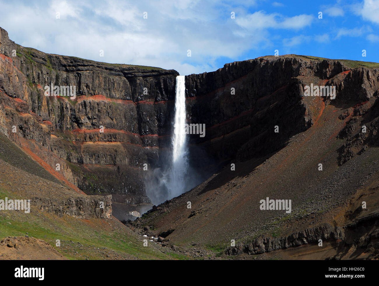 Hengifoss es la tercera catarata más alta de Islandia, 128 metros. Foto de stock