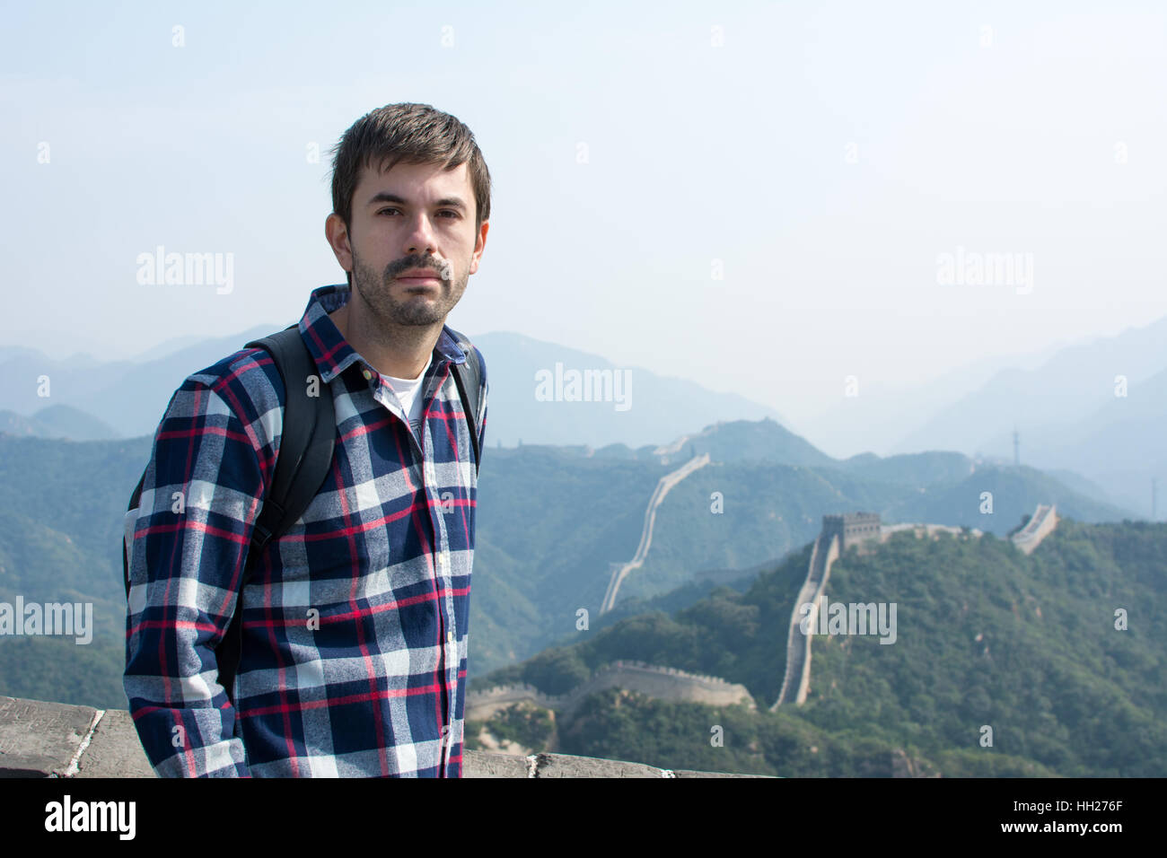 Cansado turista en la Gran Muralla de China Foto de stock