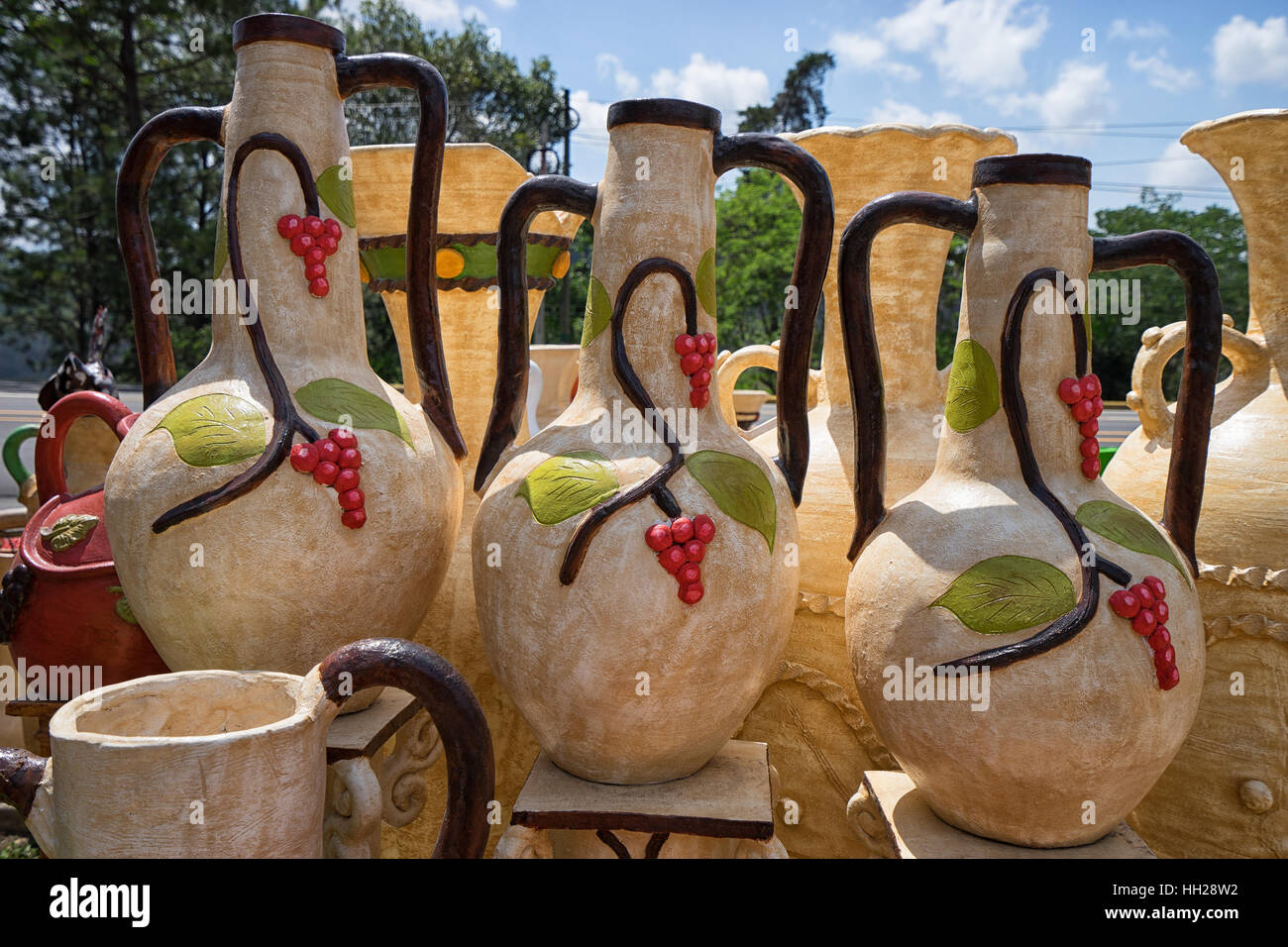 https://c8.alamy.com/compes/hh28w2/grandes-jarrones-decorativos-de-ceramica-alfareria-stand-en-honduras-hh28w2.jpg