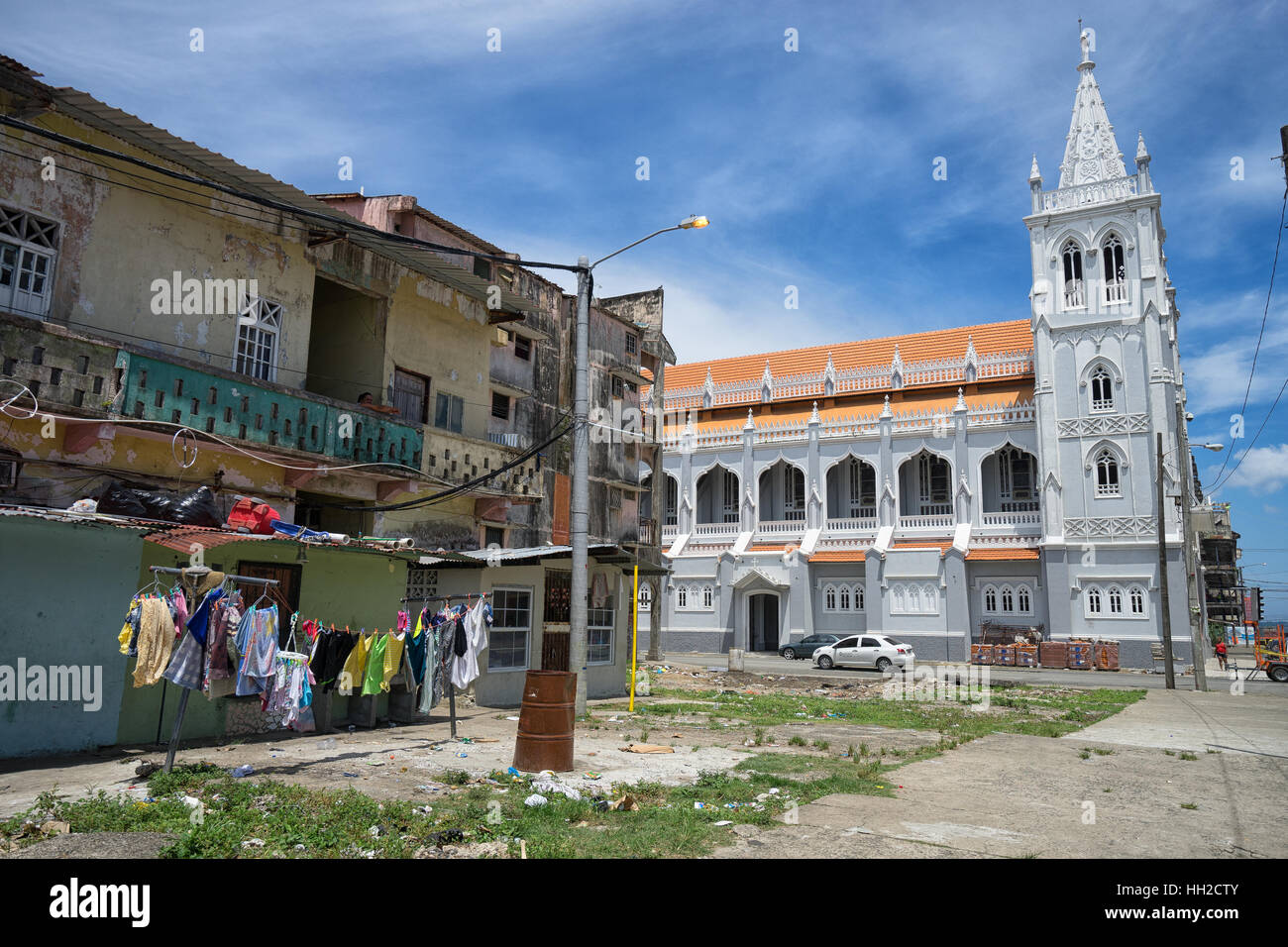 El 9 de junio de 2016 Colón, Panamá: un renovado iglesia destaca en los barrios pobres de la ciudad portuaria Foto de stock
