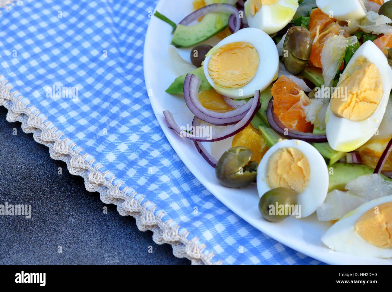 salado con de aguacate, naranja, cebolla, huevo duro, aceitunas y aceite oliva Fotografía de stock - Alamy
