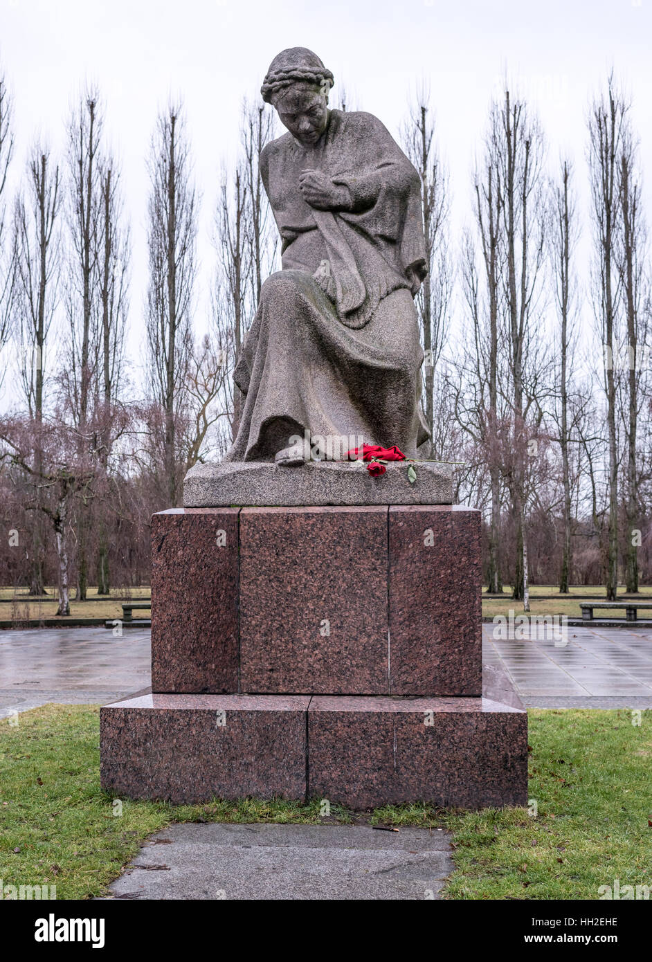 Berlín,Bundesrepublik Deutschland- Diciembre 29,2016: escultura de la madre patria en Treptow Park Foto de stock
