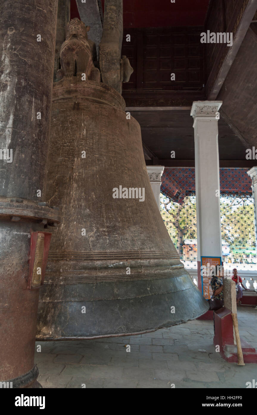 Mingun bell en la región de Mandalay, Myanmar (Birmania), una de las mayores campanas en funcionamiento en el mundo. Foto de stock