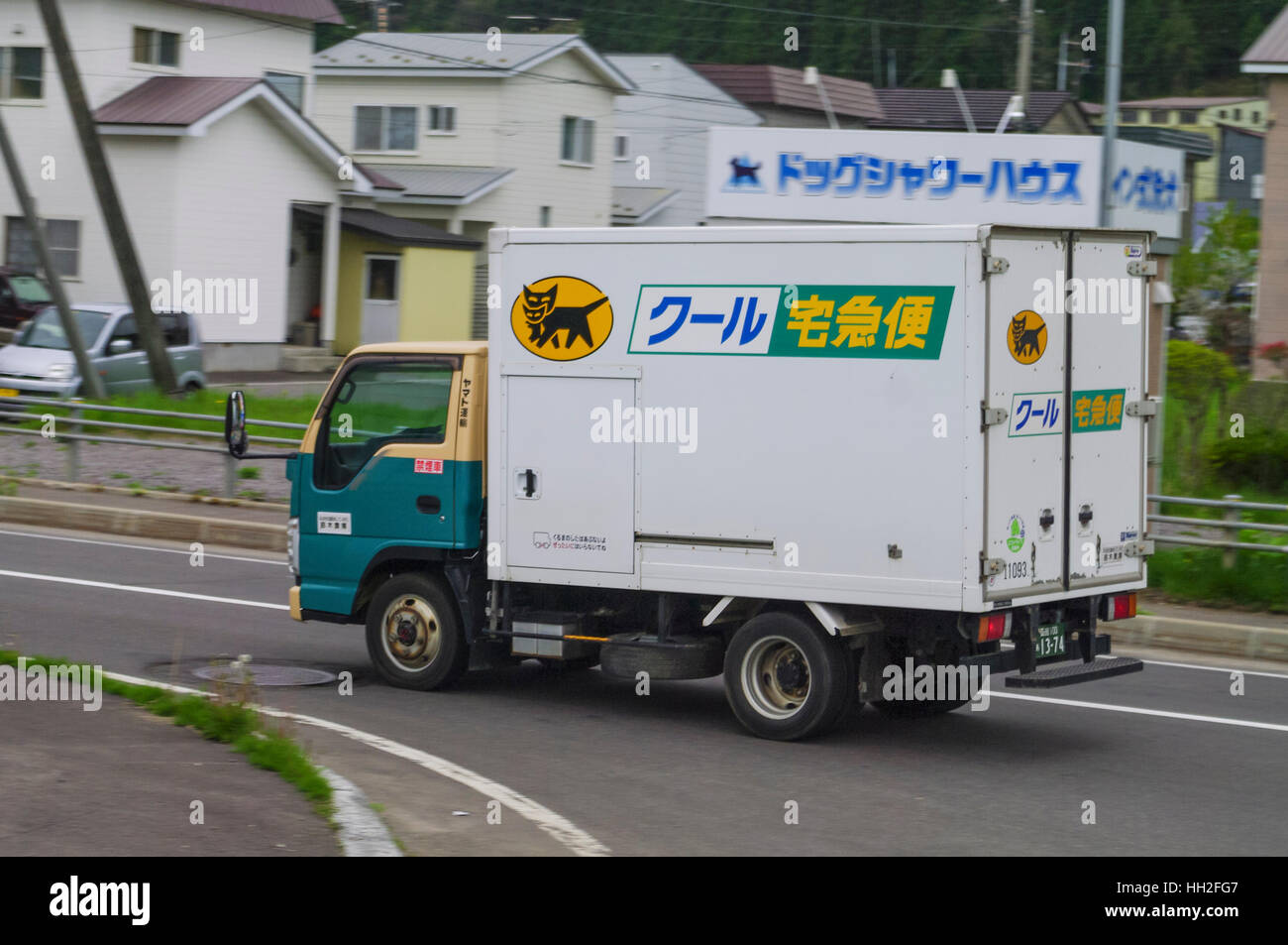 Yamato pequeño camión de transporte con la empresa "kuro neko" (black cat) El logotipo. Hokkaido, Japón. Foto de stock