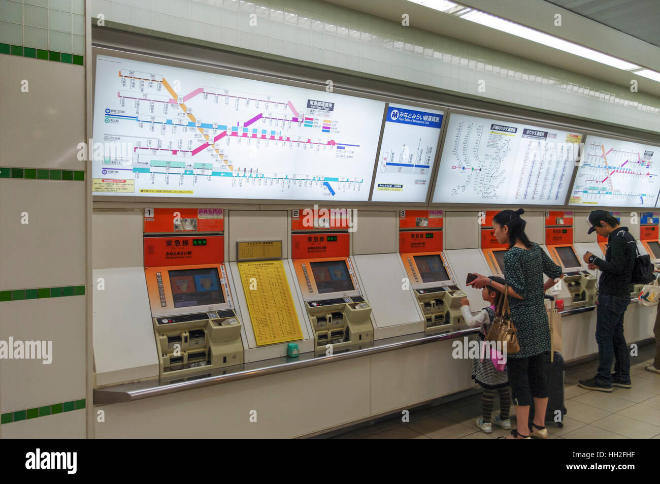Los pasajeros compra de billetes para el metro de la línea Minatomirai en las máquinas expendedoras de billetes. Yokohama, Japón. Foto de stock