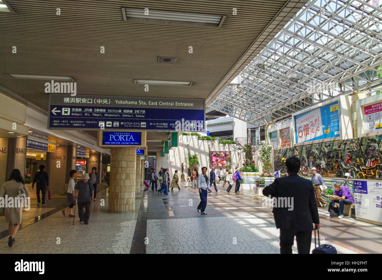 La explanada oriental y la entrada de la estación de tren de Yokohama, Yokohama, Japón. Foto de stock