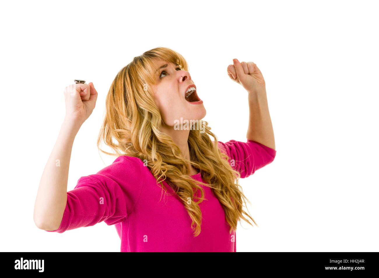 Mujer gritando hasta el cielo en frustración Foto de stock