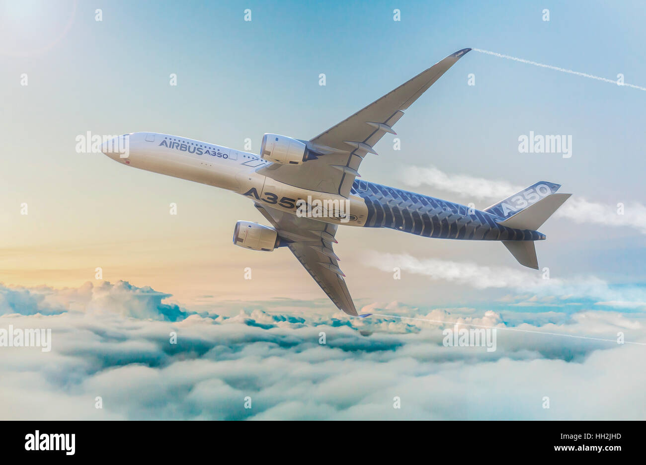 Berlín / ALEMANIA - JUNIO 3,2016: Airbus A 350 - 900 XWB vuelos de aviones sobre Berlín. Foto de stock