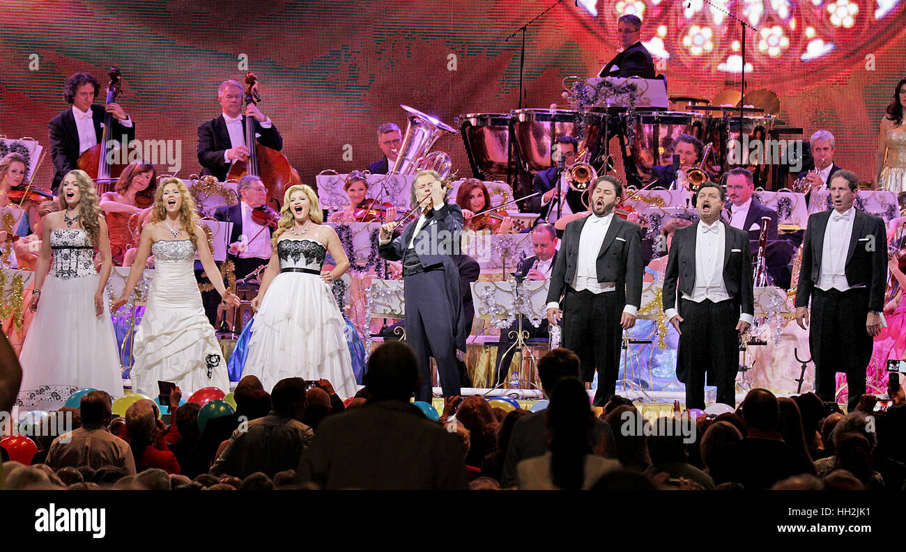 André Rieu y el Johann Strauss Orquesta actúe en el Liverpool Echo Arena  con: André Rieu, Johann Strauss Orchestra donde: Liverpool, Reino Unido  cuando: 15 dic 2016 Fotografía de stock - Alamy