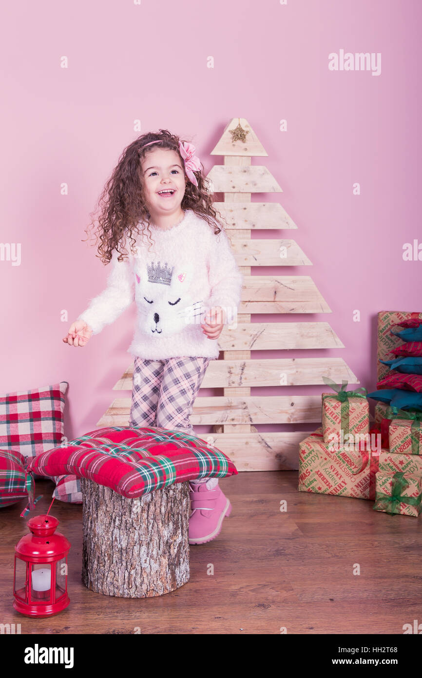 Retrato de Pretty Little Girl en interior de Navidad Foto de stock