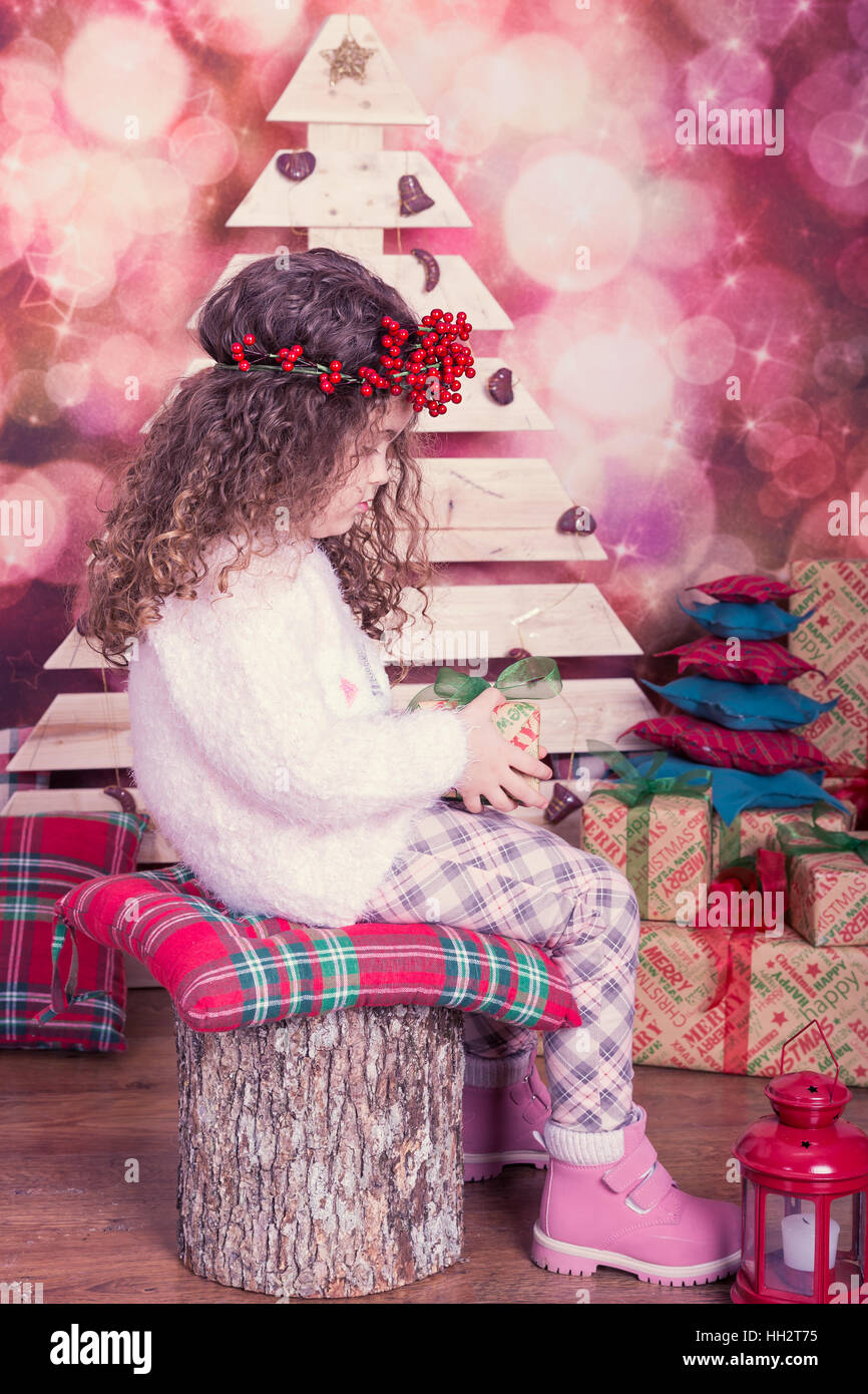Retrato de Pretty Little Girl en interior de Navidad Foto de stock
