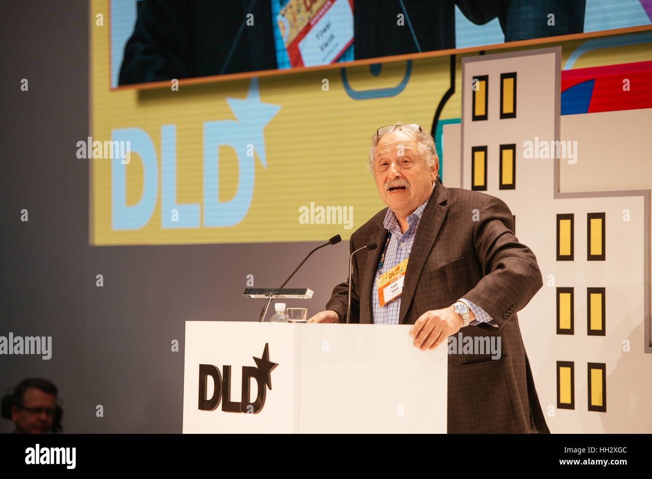 MUNICH/Alemania 15 de enero Yossi Vardi (DLD Presidente) celebra los
