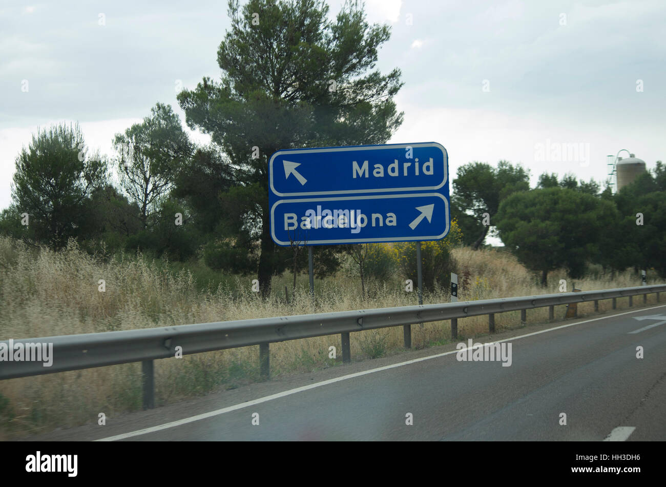 Madrid y Barcelona señales de dirección en una autopista española, Zaragoza  Fotografía de stock - Alamy
