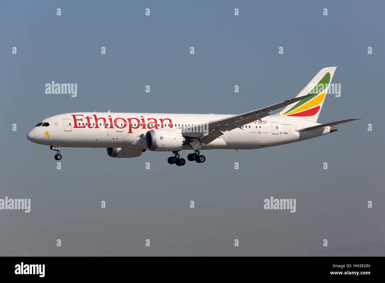 Los Angeles, Estados Unidos - 22 de febrero de 2016: Un Ethiopian Airlines Boeing 787-8 Dreamliner con el registro ET-AOU enfoques internacional de Los Angeles. Foto de stock