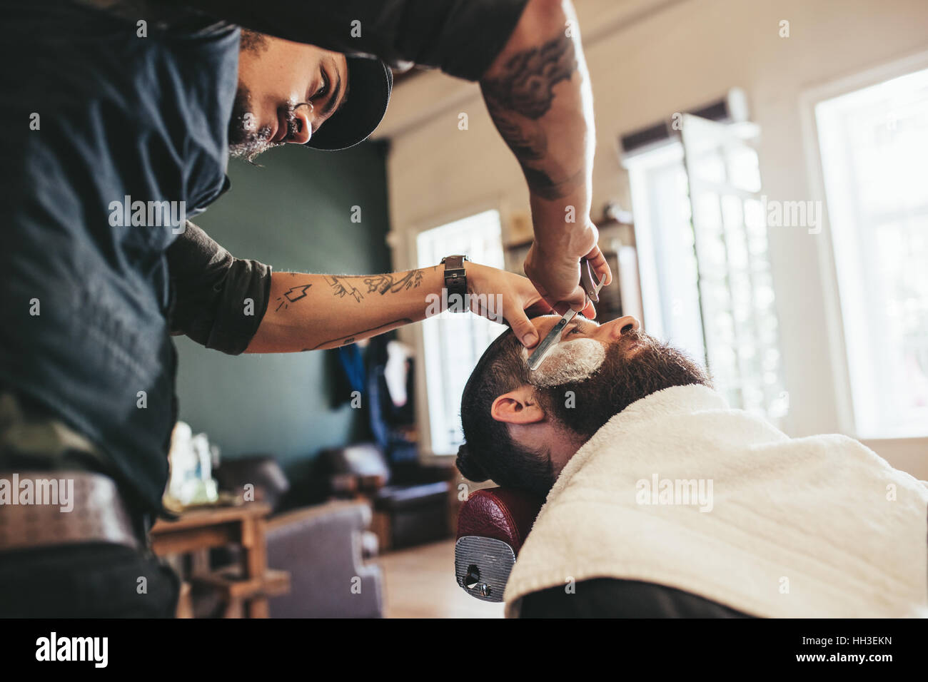 Barbero de hombres fotografías e imágenes de alta resolución - Alamy