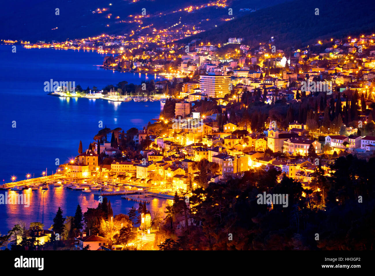 Vista de noche de la bahía de la riviera de Opatija, Kvarner región de Croacia Foto de stock