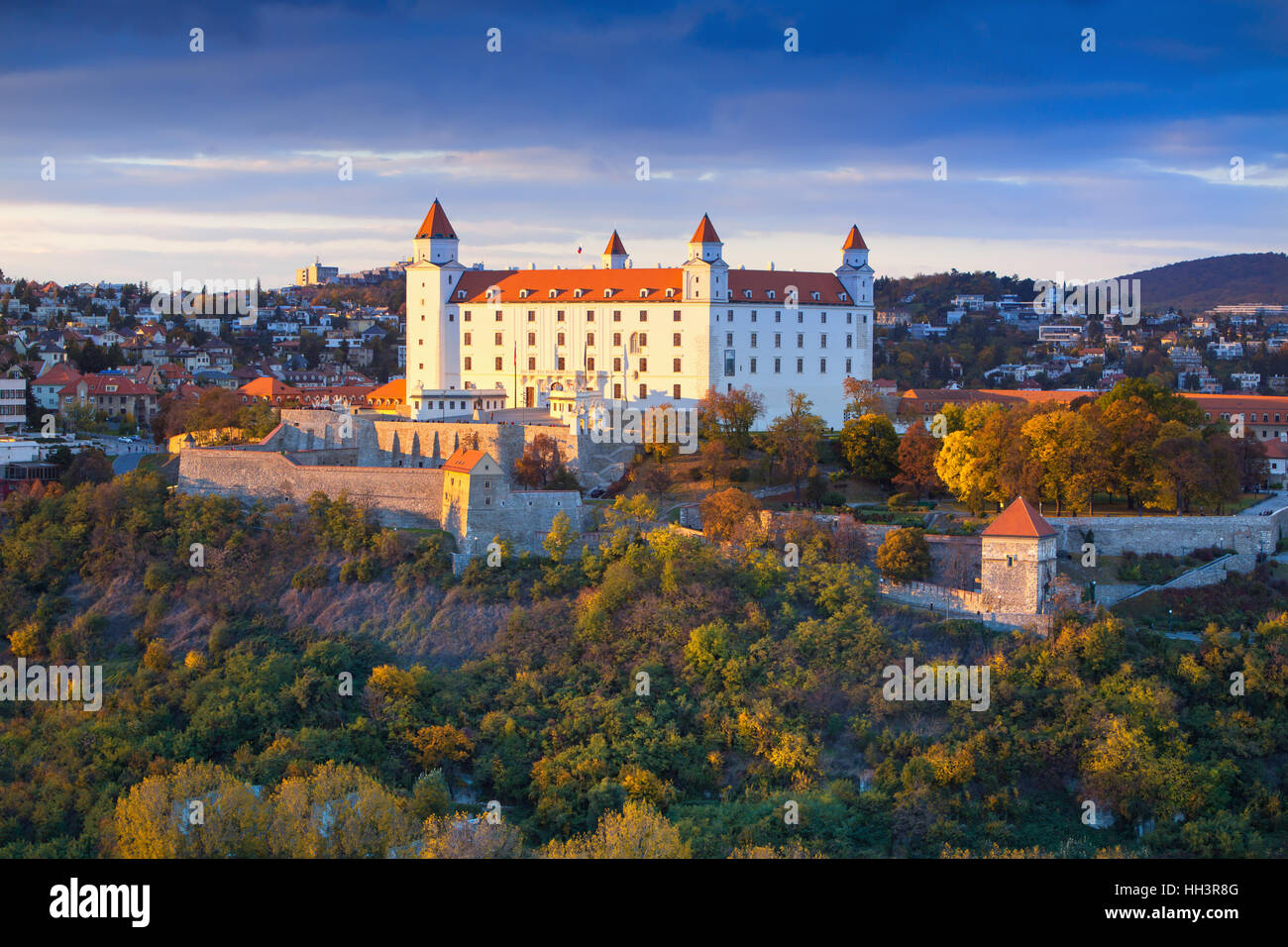 Castillo de Bratislava hacia el río Danubio al atardecer,Bratislava, Eslovaquia Foto de stock