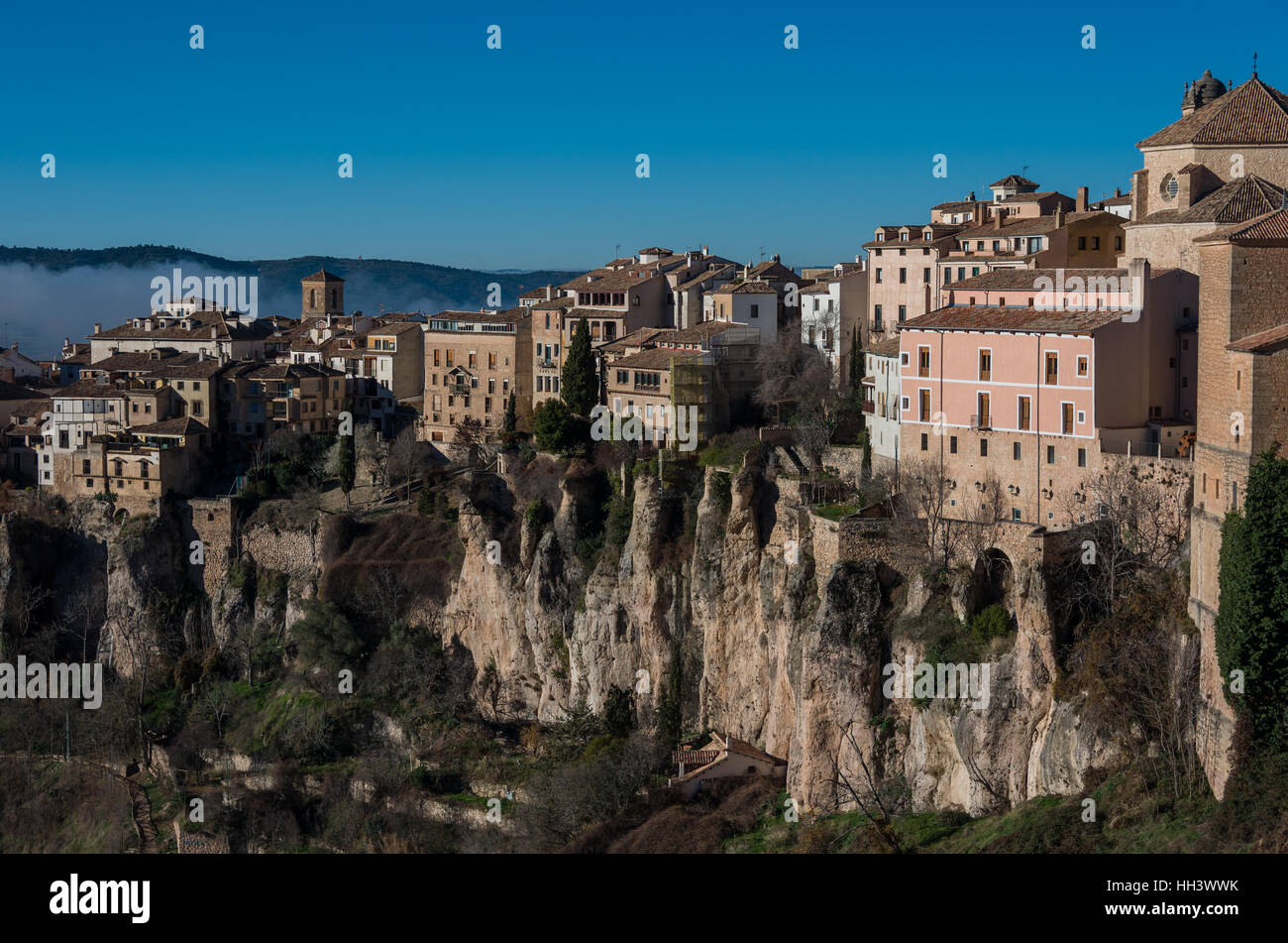 Ver a casas colgantes "casas colgadas" de Cuenca casco antiguo. Ejemplo  excepcional de ciudad medieval, construido en las empinadas laderas de la  montaña. Muchas casas Fotografía de stock - Alamy