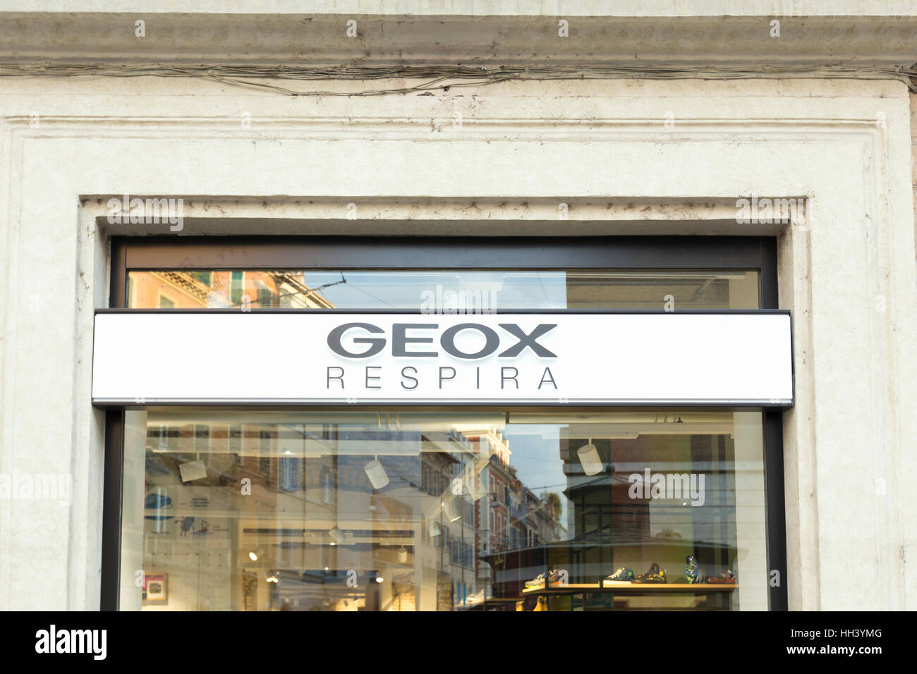 Tienda geox fotografías e imágenes de alta resolución - Alamy