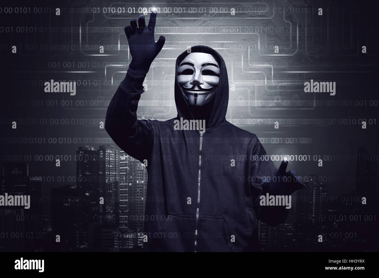 Hacker con capucha máscara mediante pantalla virtual para hackear el