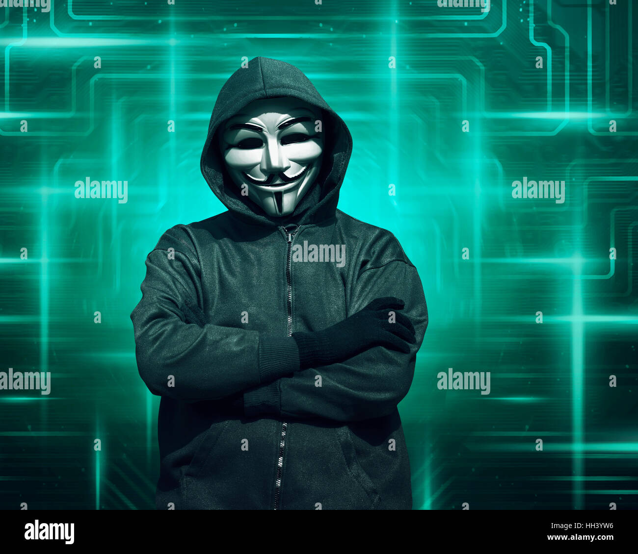 Hacker encapuchados con máscara de pie contra el fondo de la pantalla  visual digital Fotografía de stock - Alamy