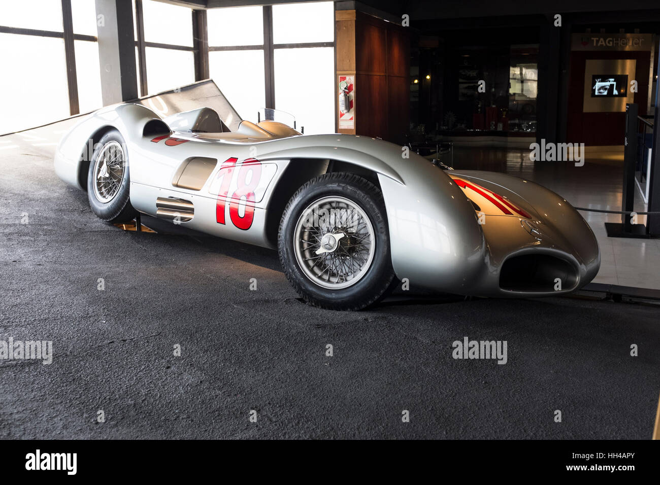 En el museo Juan Manuel Fangio dedicado a la vida y logros del legendario cinco veces Campeón del Mundo de F-1 en la pantalla de su Mercedes-Benz Foto de stock