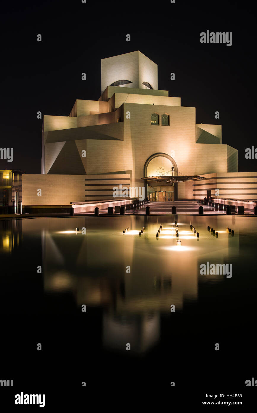Vista nocturna del Museo de Arte Islámico, Doha, Qatar Foto de stock
