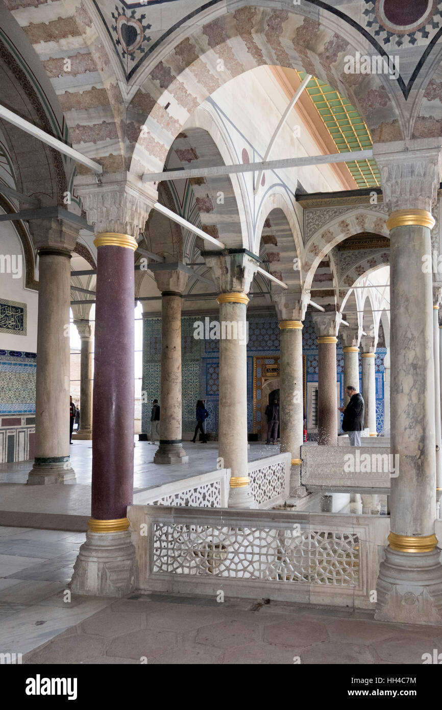 Columnas cerca de sala de circuncisión, el Palacio de Topkapi, Estambul, Turquía Foto de stock