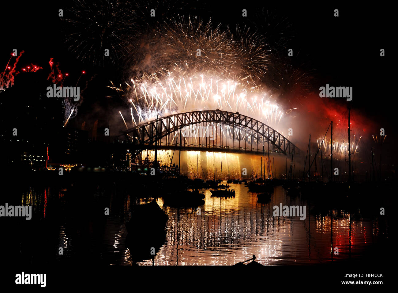 La víspera de Año Nuevo en Sydney - Fuegos artificiales sobre el puente Harbour Foto de stock