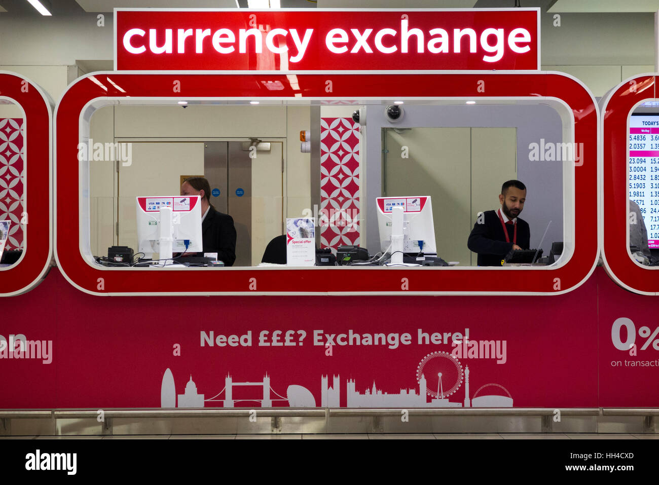 Oficina de Cambio de divisas operada por Moneycorp; Terminal Norte, aeropuerto de Gatwick. Londres. REINO UNIDO. (85) Foto de stock