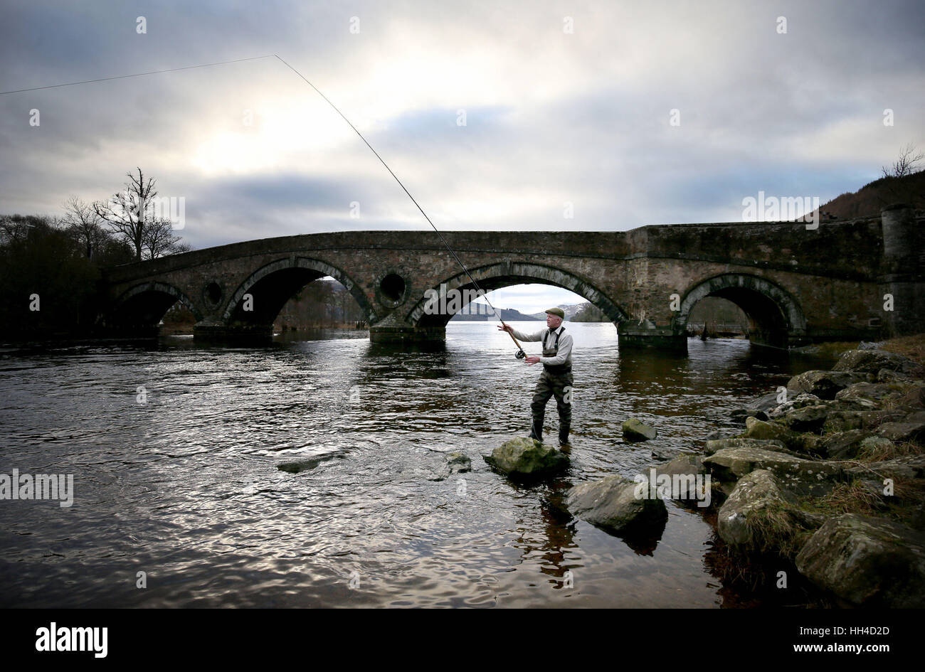 Pescador Alan Wilson, de Glasgow, en el río Tay en Kenmore, cerca de Perth, el día de la apertura de la temporada de pesca del salmón. Foto de stock