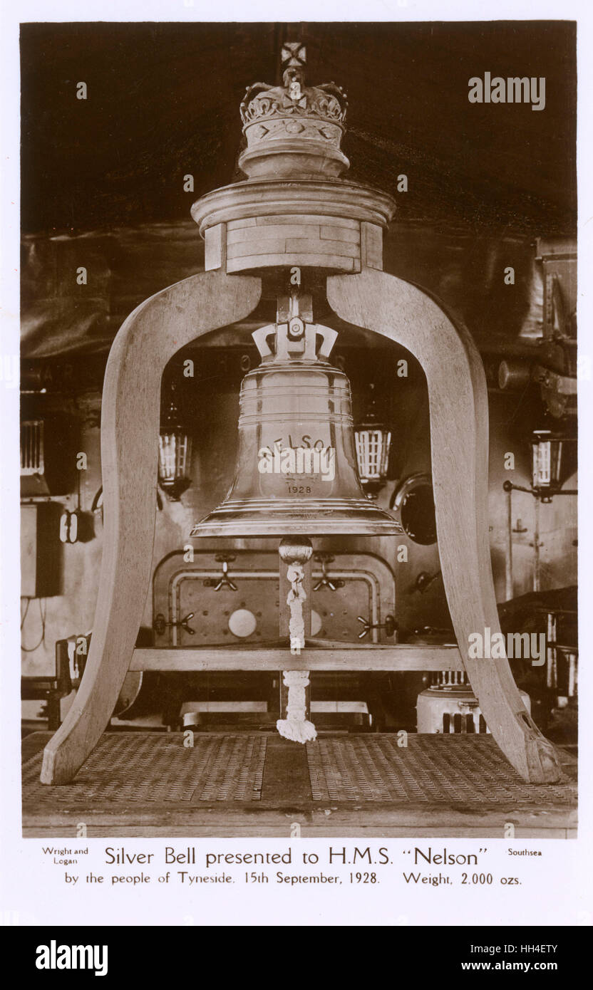 Una campana de plata maciza presentó a la HMS Nelson por el pueblo de Tyneside - 15 de septiembre de 1928 (Peso: 2000oz). HMS Nelson Nelson fue uno de los dos acorazados clase construido para la Royal Navy entre las dos guerras mundiales. Foto de stock