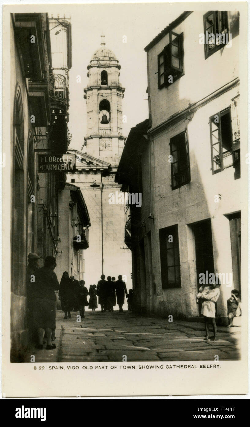 Vigo, España - Old Town con el campanario de la catedral Foto de stock