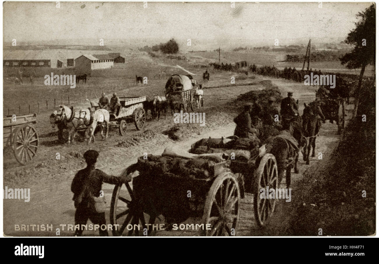 Línea de suministro de transporte británico - caballos y carros - Batalla del Somme, 1916. La tarjeta se vende en la ayuda de la Federación Nacional de egresados y marineros y soldados desmovilizados. Foto de stock