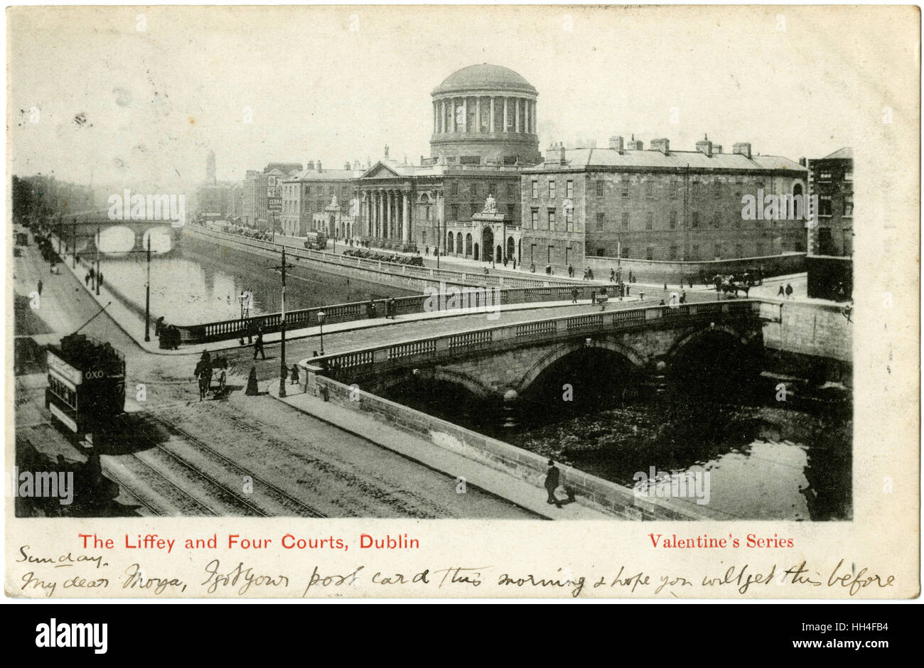 El río Liffey y cuatro tribunales, Dublín, Irlanda Foto de stock