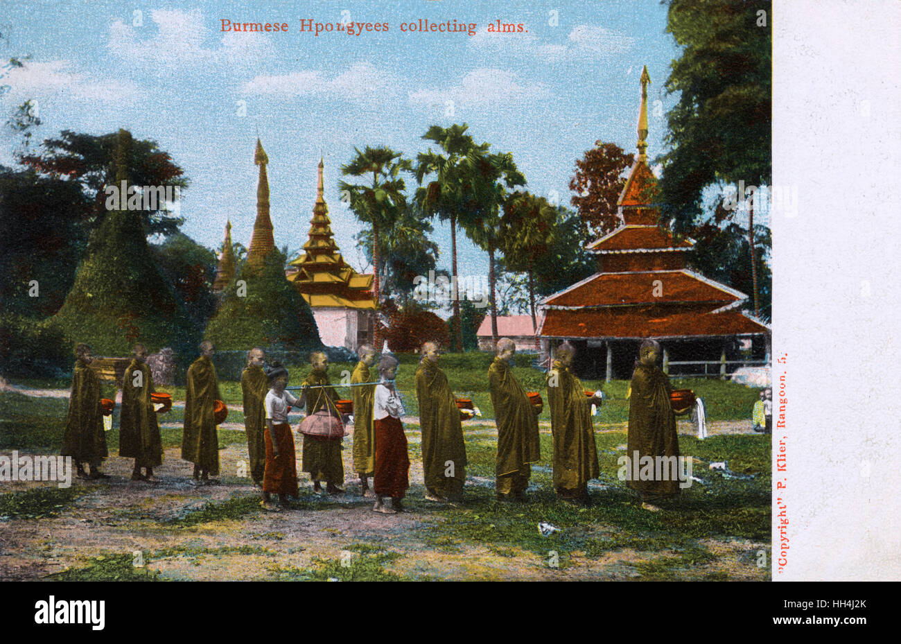 Monjes birmanos (hpongies) recogiendo limosnas, Birmania Foto de stock