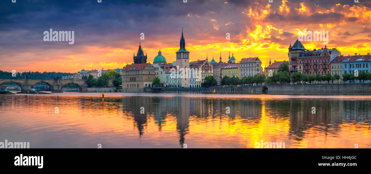 Praga. Imagen panorámica de Praga y el Puente Charles Riverside, con reflejo de la ciudad en el río Vltava. Foto de stock