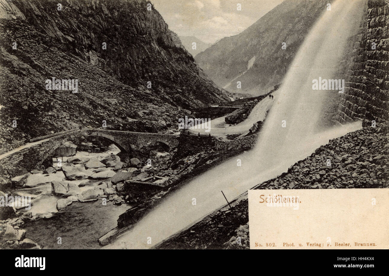 Puente de Napoleón - Schollenen Gorge, Suiza. En 1799, este fue el sitio de una de las batallas más espectaculares de Suvorov italiano y suizo expedición durante las Guerras Napoleónicas. El puente fue fuertemente dañado por la retirada del ejército francés. Foto de stock