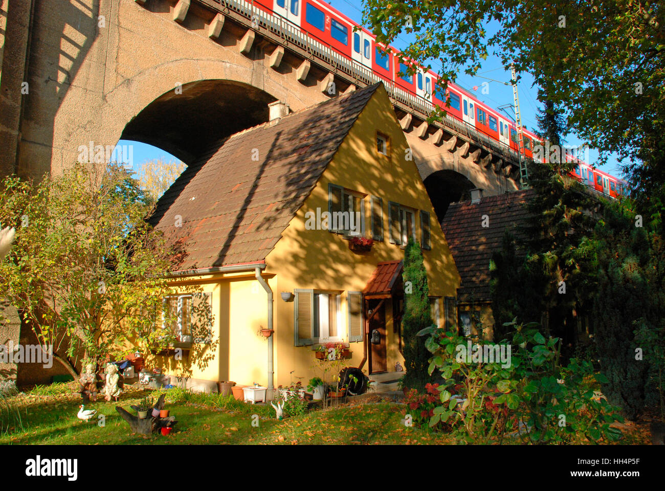 casa-construida-bajo-el-puente-del-tren-nordbahnhof-baden-wuerttemberg-stuttgart-alemania-hh4p5f.jpg