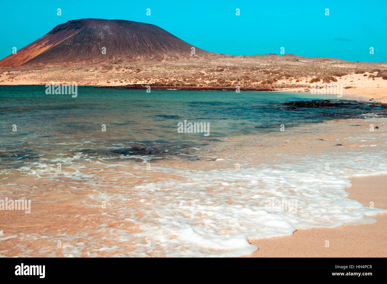 Una vista de la Francesa de playa en la isla de La Graciosa, en las Islas Canarias, España, con el Montana Montaña Amarilla en el fondo Foto de stock