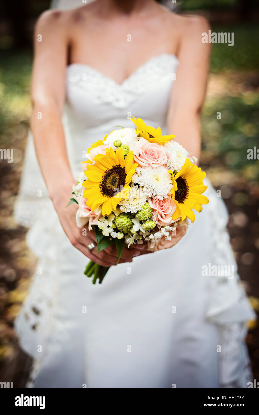 Novia la celebración de su boda Bouquet de girasoles Fotografía de stock -  Alamy