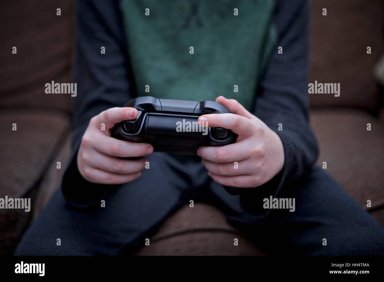 Close-up de un joven holding controlador de video juegos. Foto de stock