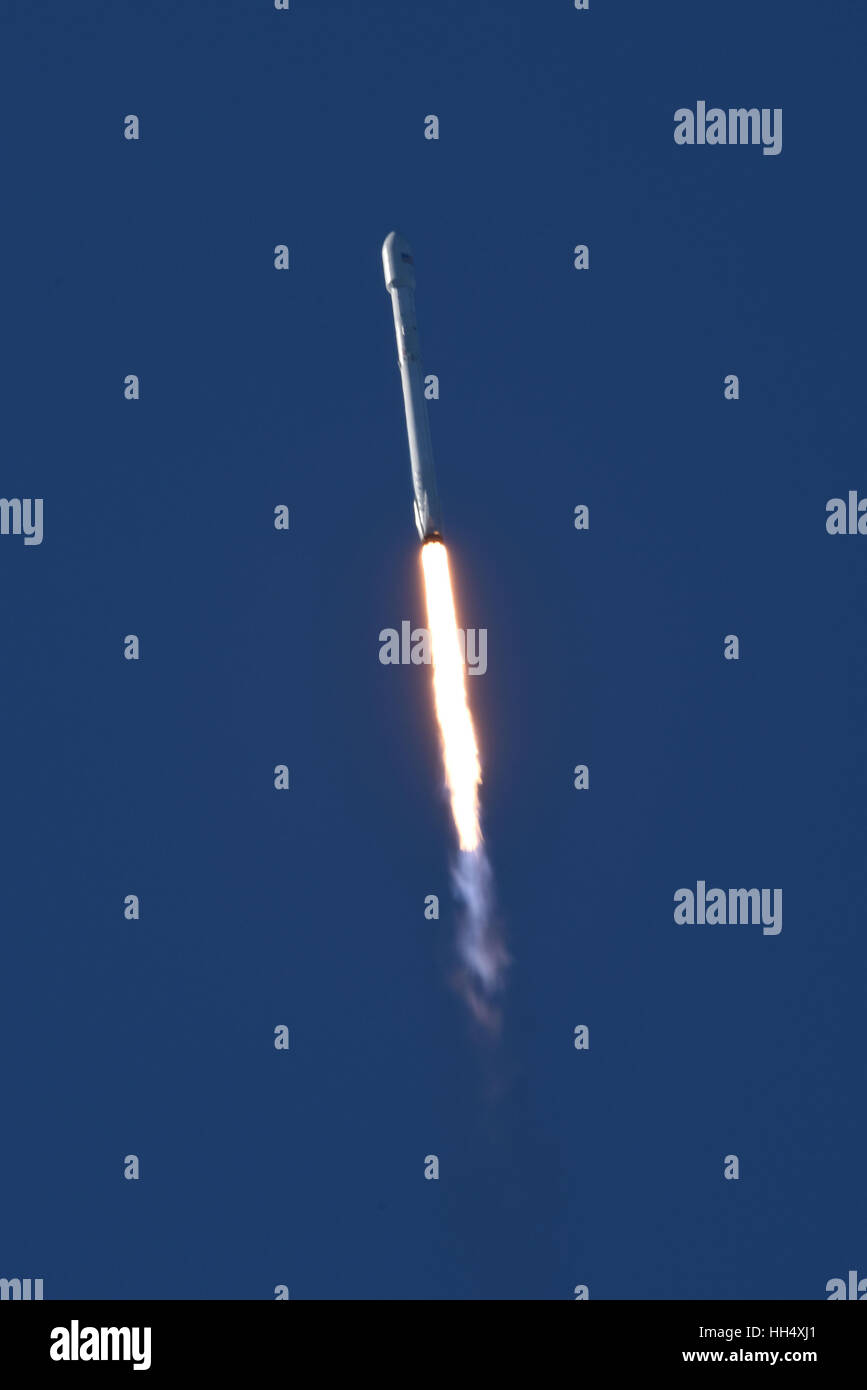 El SpaceX Falcon 9 cohete despega llevando el próximo satélite Iridium desde el complejo de lanzamiento espacial-4, en la base de la Fuerza Aérea Vandenberg en Enero 14, 2017 en Lompoc, California. El Iridium NEXT reemplazará el satélite comercial más grande del mundo de la red de satélites en órbita terrestre baja. Foto de stock