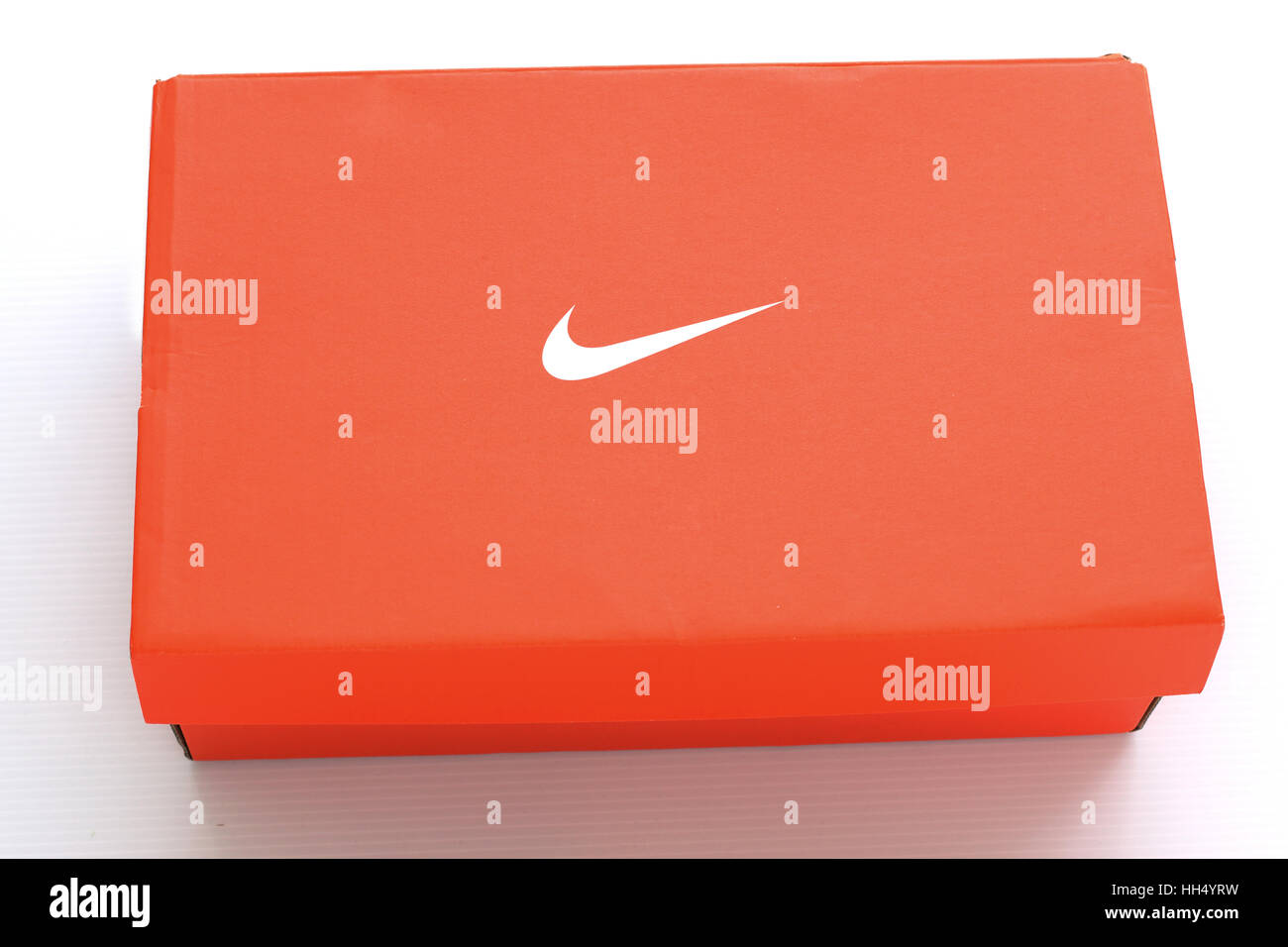 paquete Dictadura proteccion Cierre de caja de zapatos Nike aislados contra el fondo blanco Fotografía  de stock - Alamy