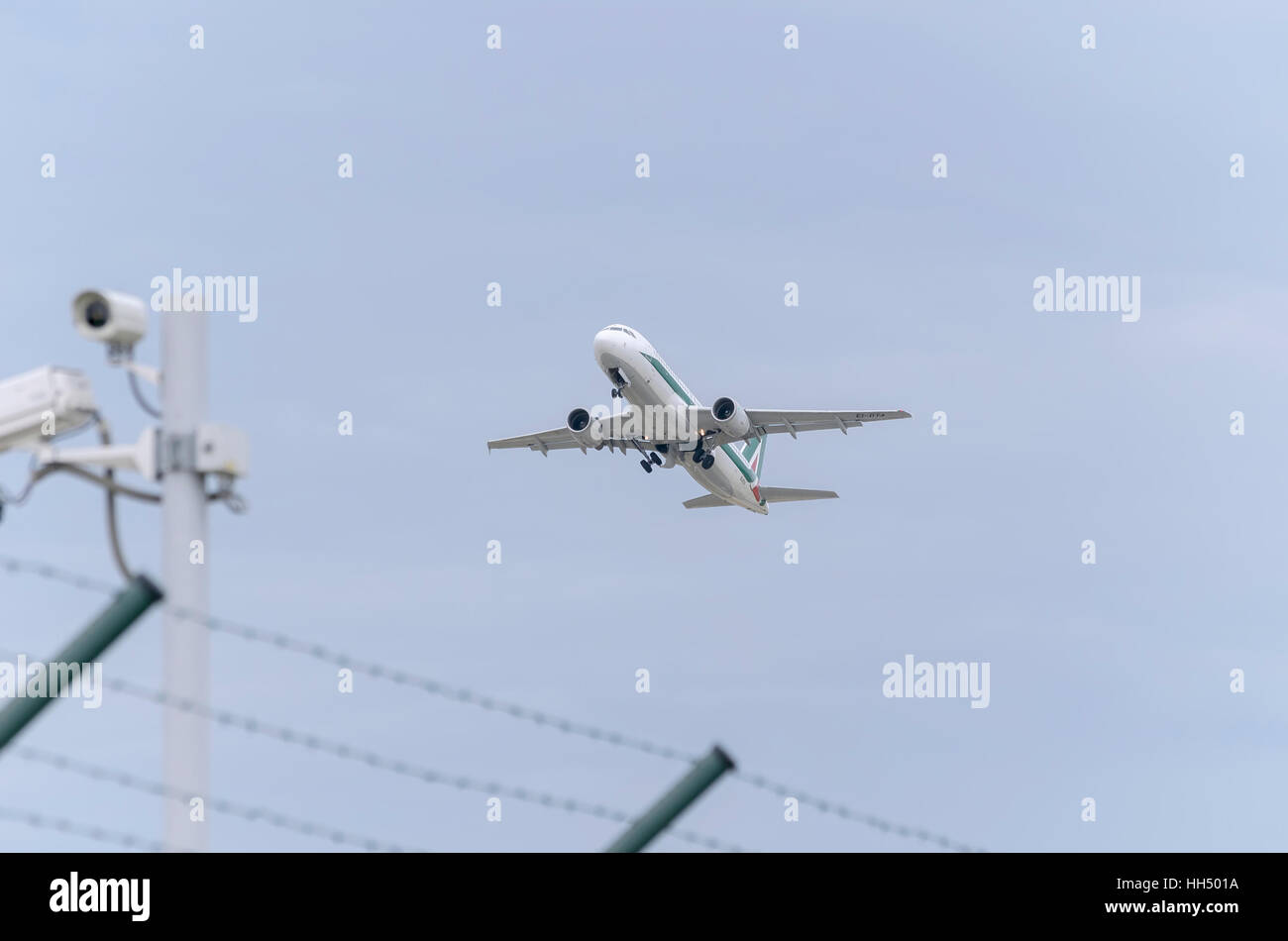 Los aviones Airbus A320 de la aerolínea Alitalia está despegando desde
